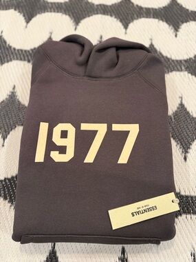 ESSENTIALS Men’s 1977 Crewneck Hoodie - Dark Brown with Cream Print